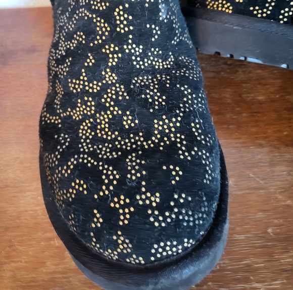 UGG black & gold size 5 booties - Picture 7 of 8